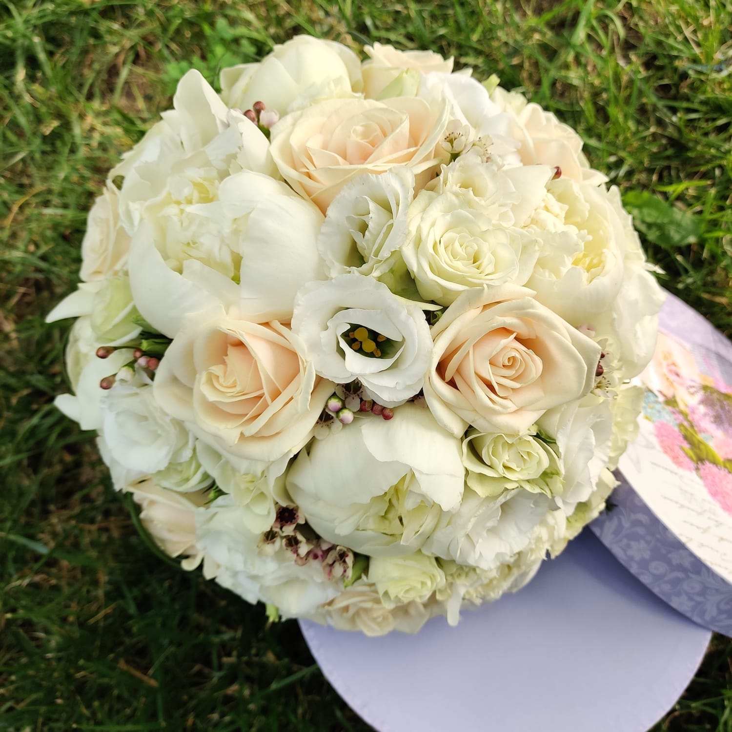 Buchet mireasa bujori si trandafiri crem