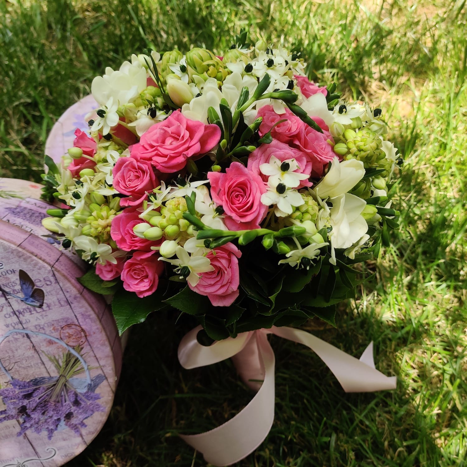 Buchet mireasa minirose si ornithogalum