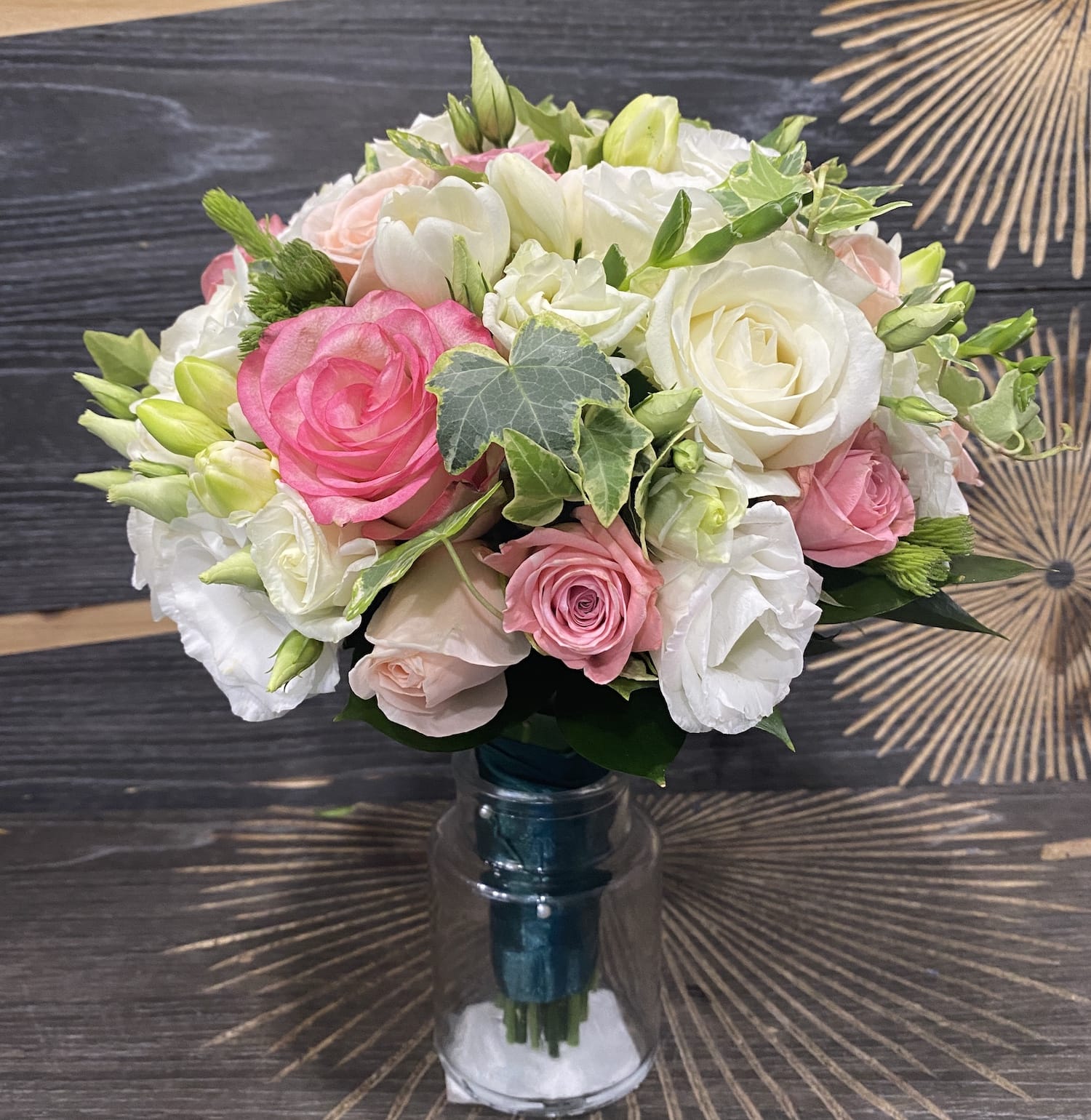 Buchet de mireasa trandafiri roz si lisianthus