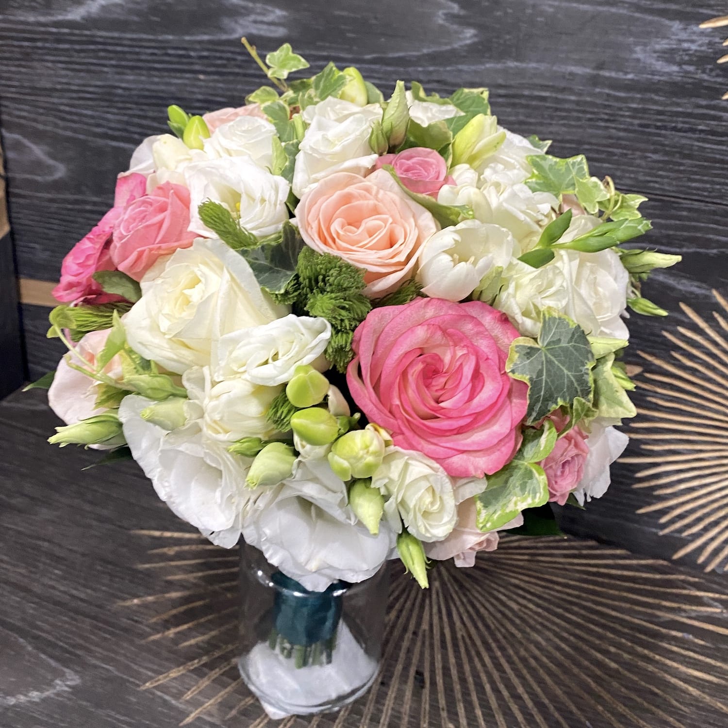 Buchet de mireasa trandafiri roz si lisianthus