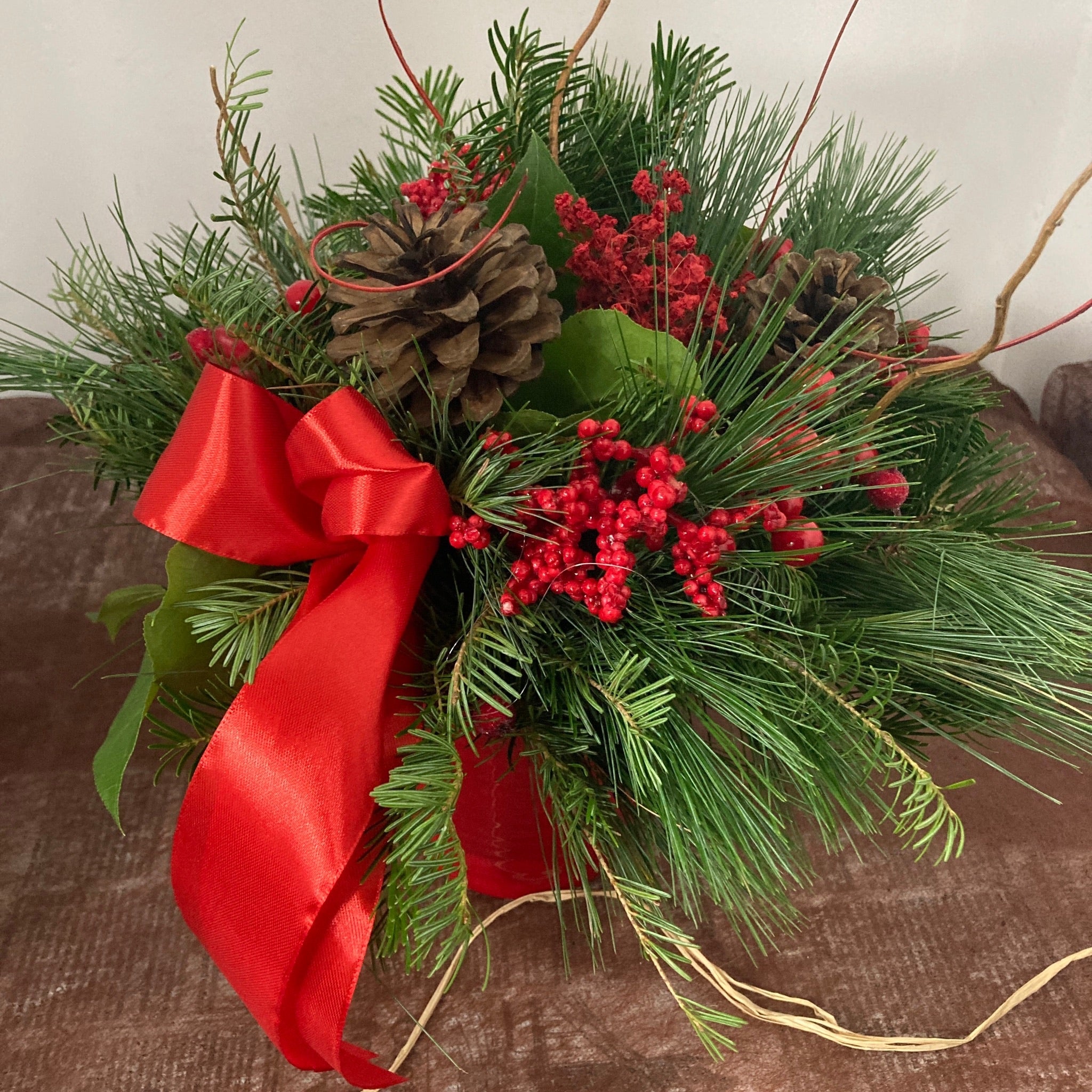 Aranjament Craciun - brad natural, ilex si conuri